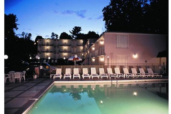 Hotel Tahoe Resort on Lake George